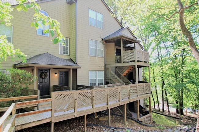 Building Photo - 2-Bedroom Condo on the Sugar Creek Greenway!