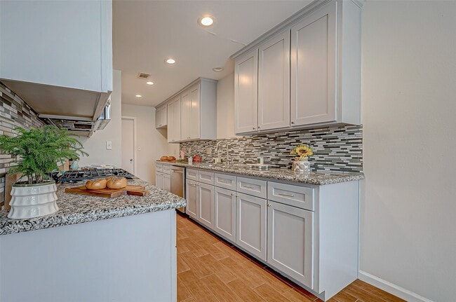 Building Photo - 2022 Highland Hills Dr