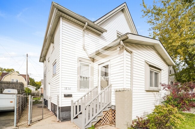 Photo - 1836 Superior St