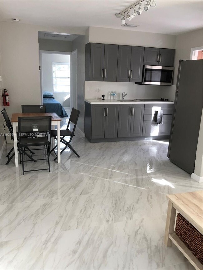 Building Photo - 1938 Sheridan St