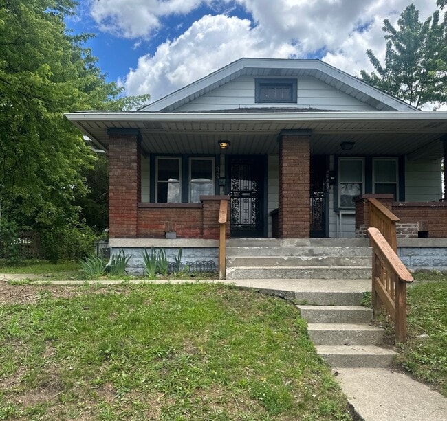 Building Photo - 2227 E Riverside Dr