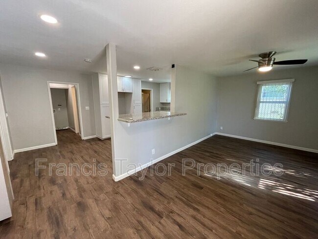 Photo - 218 W 8th Ave