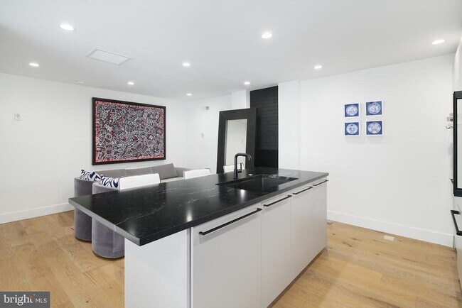 Photo - 1126 Lombard St