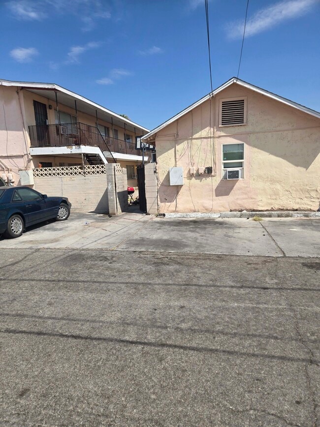 Building Photo - 413 W Van Buren Ave Unit 9