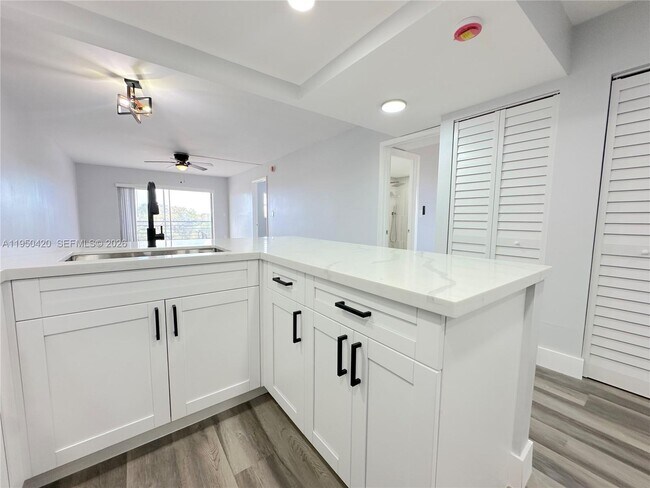 Photo - 3110 N Pine Island Rd Unidad 408