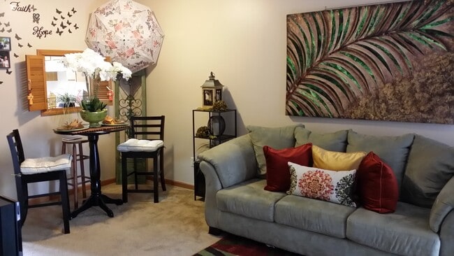 Den Area - 550 Courtwood Ln Unit #3