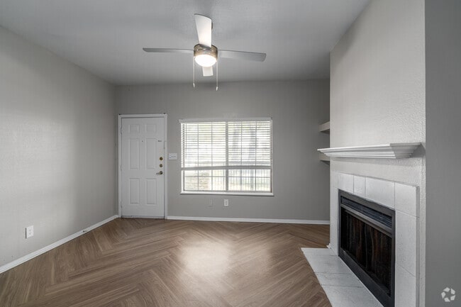 1BR, 1BA - 547SF - Living Room