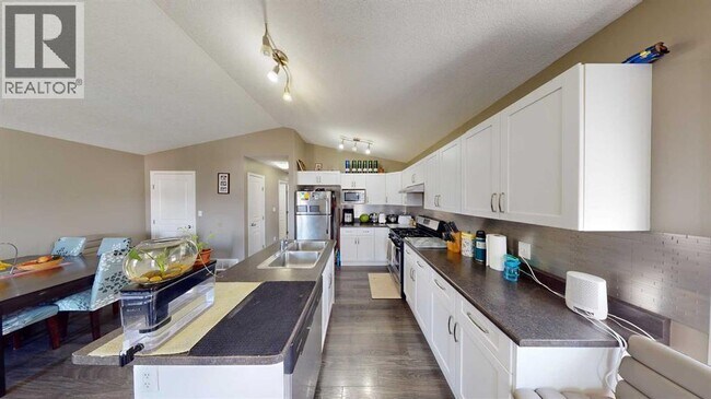 Photo - 12205-12103 103 St