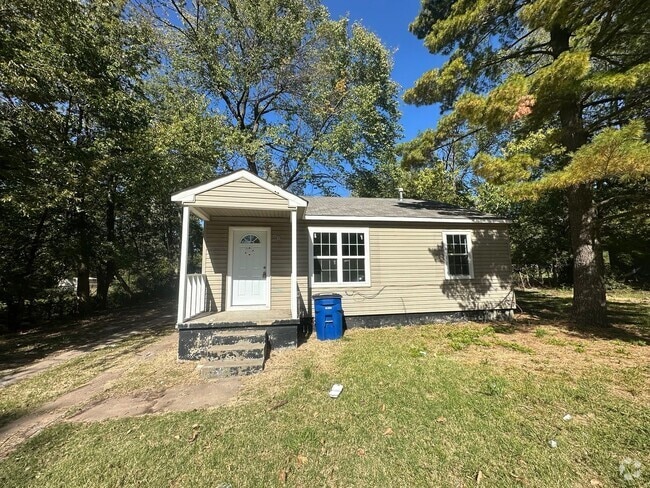 Building Photo - Cozy home in North Tulsa on a quiet street...