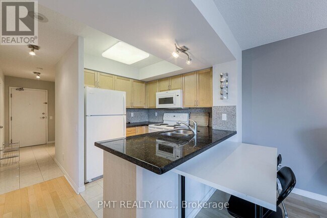 Photo - 28 Harrison Garden Blvd Unité 303