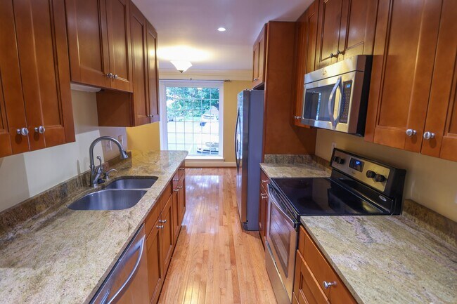 Photo - 4530 Airlie Way