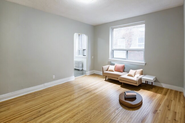 Photo - 119 Eglinton Ave W