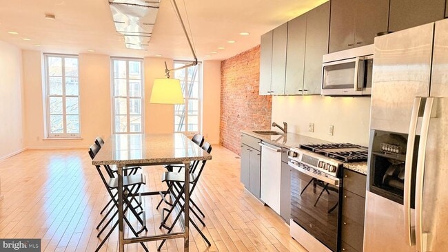 Building Photo - 136 N 3rd St Unit 3