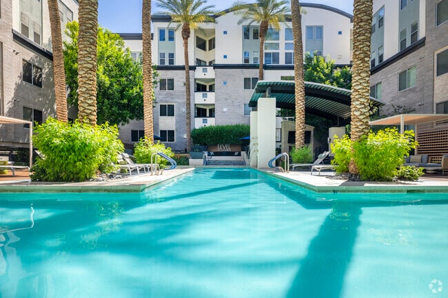 Piscina estilo resort con rociadores.