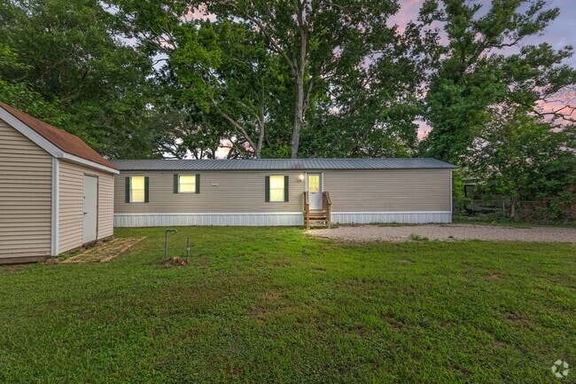 Building Photo - 3 bed 2 bath Rental