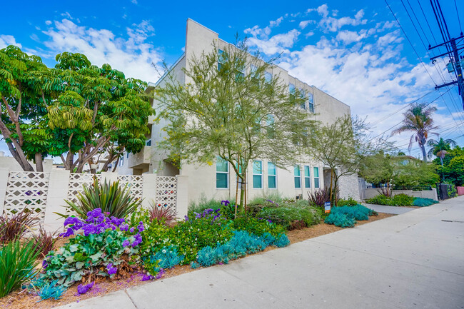 exterior - 537 W. Hyde Park Blvd Rental