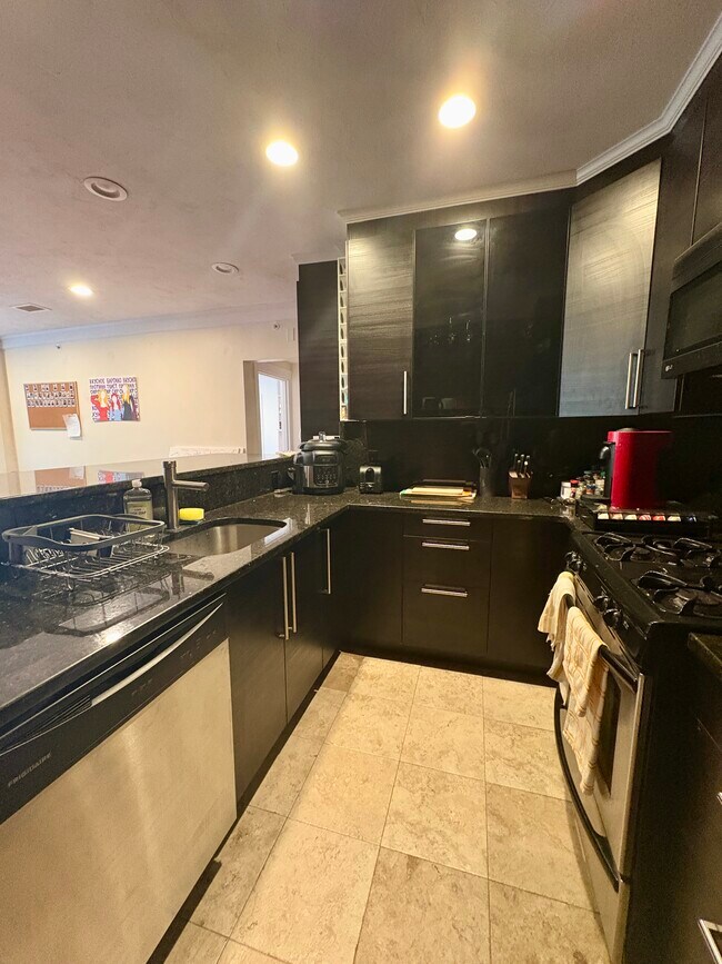 Photo - 1614 Beacon St