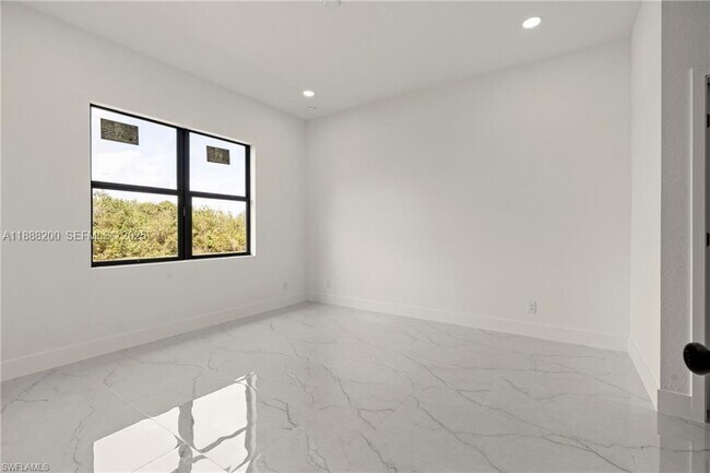 Photo - 853 Frederick Reid St E