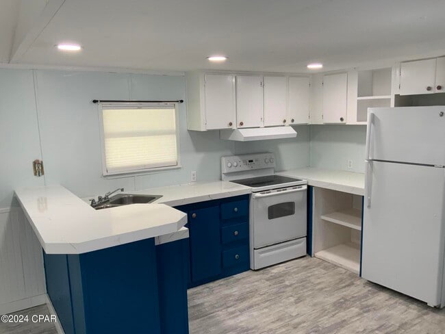 Photo - 7125 Beachwood Blvd