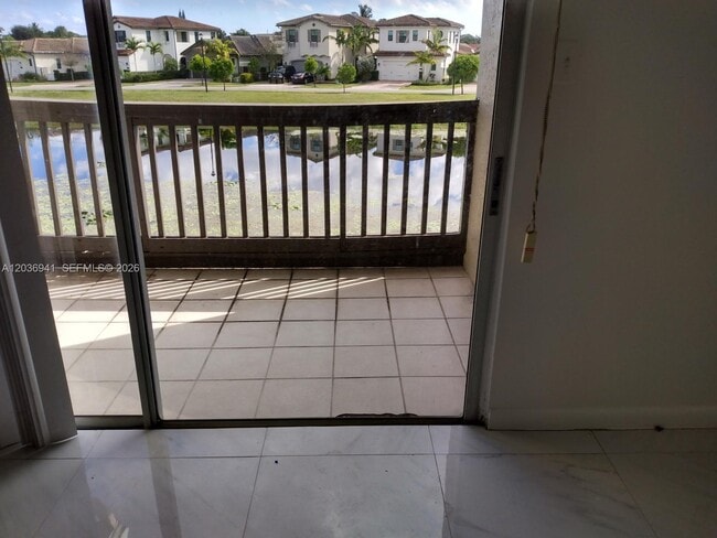 Photo - 805 SW 113th Way Unidad 805