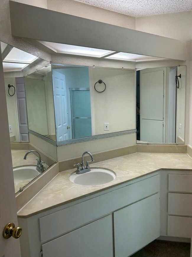 Photo - Spacious bright condo with new carpet and new paint and 2 bathrooms