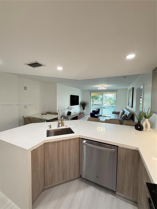 Photo - 201 Golden Isles Dr Unidad 302