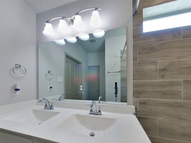 Building Photo - 9845 Gln Brk Ln