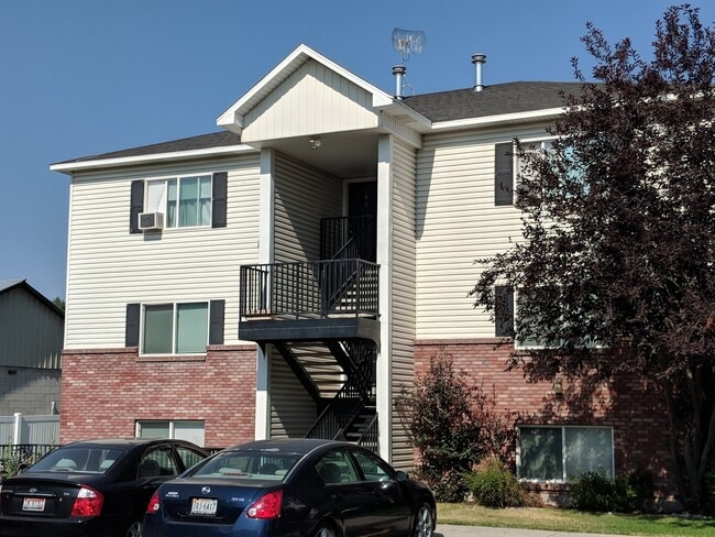 Building Photo - 2 Bed 1 Bath Delmar Condo in Sugar City!