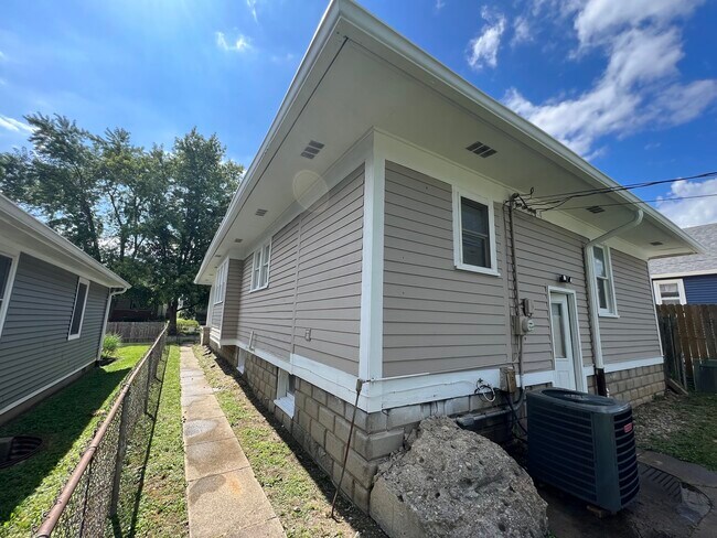 Photo - 2145 Singleton St