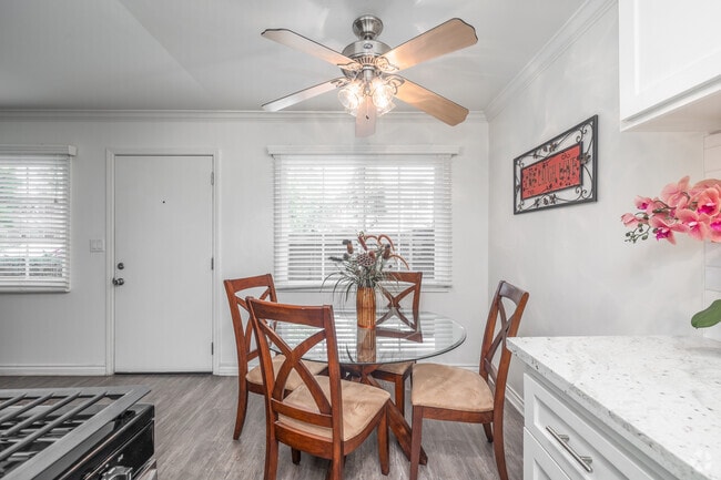 1BR, 1BA - 700SF - Kitchen