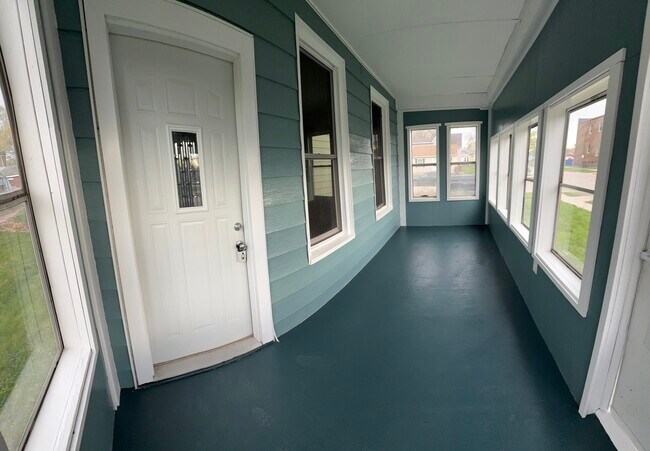 FRONT PORCH - 2704 Jackson Ave Unit 2704