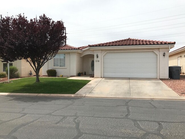 Building Photo - 3 Bedroom 2 Bath - Canyon View