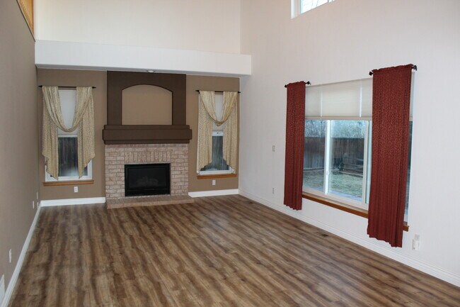 Family room - gas fireplace, high ceilings, big windows, bright/open format - 2720 South Cole Court