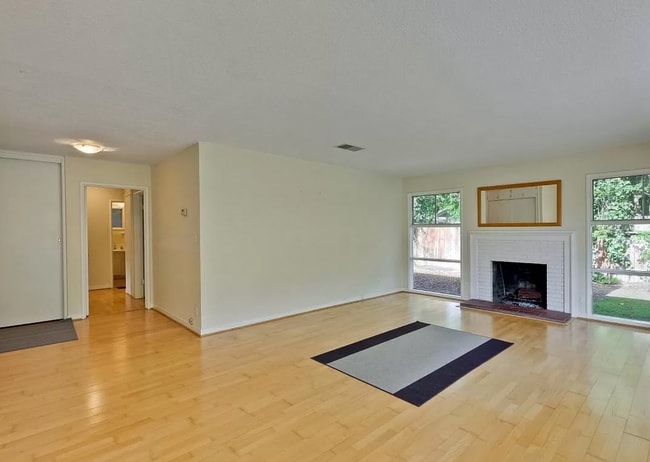 Photo - Spacious & Bright Home Close to Parks, Schools, Shopping and More!