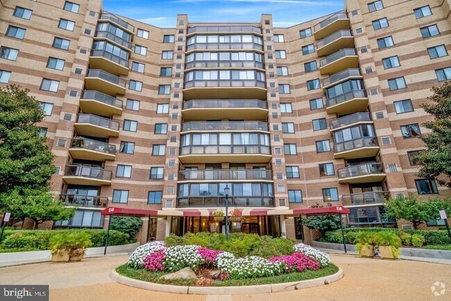 Building Photo - 8380 Greensboro Dr Unit 523 Rental