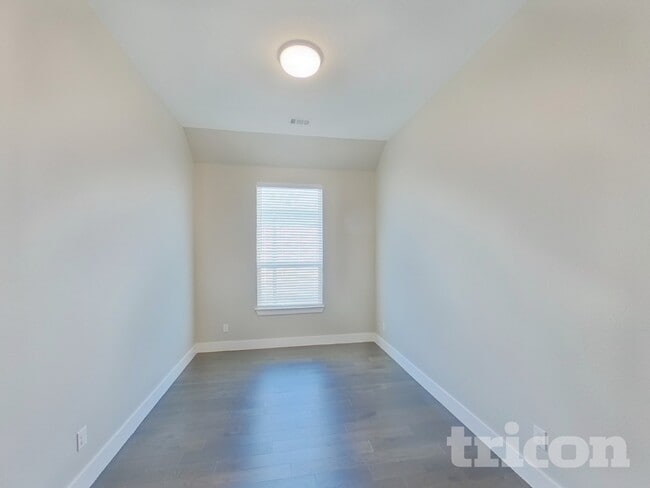 Photo - 1008 Faringdon Dr