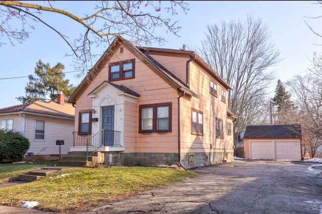 Building Photo - 916 S Webster St Unit 916 1/2 S Webster St