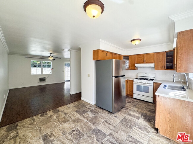 Photo - 750 Hyperion Ave Unidad 2