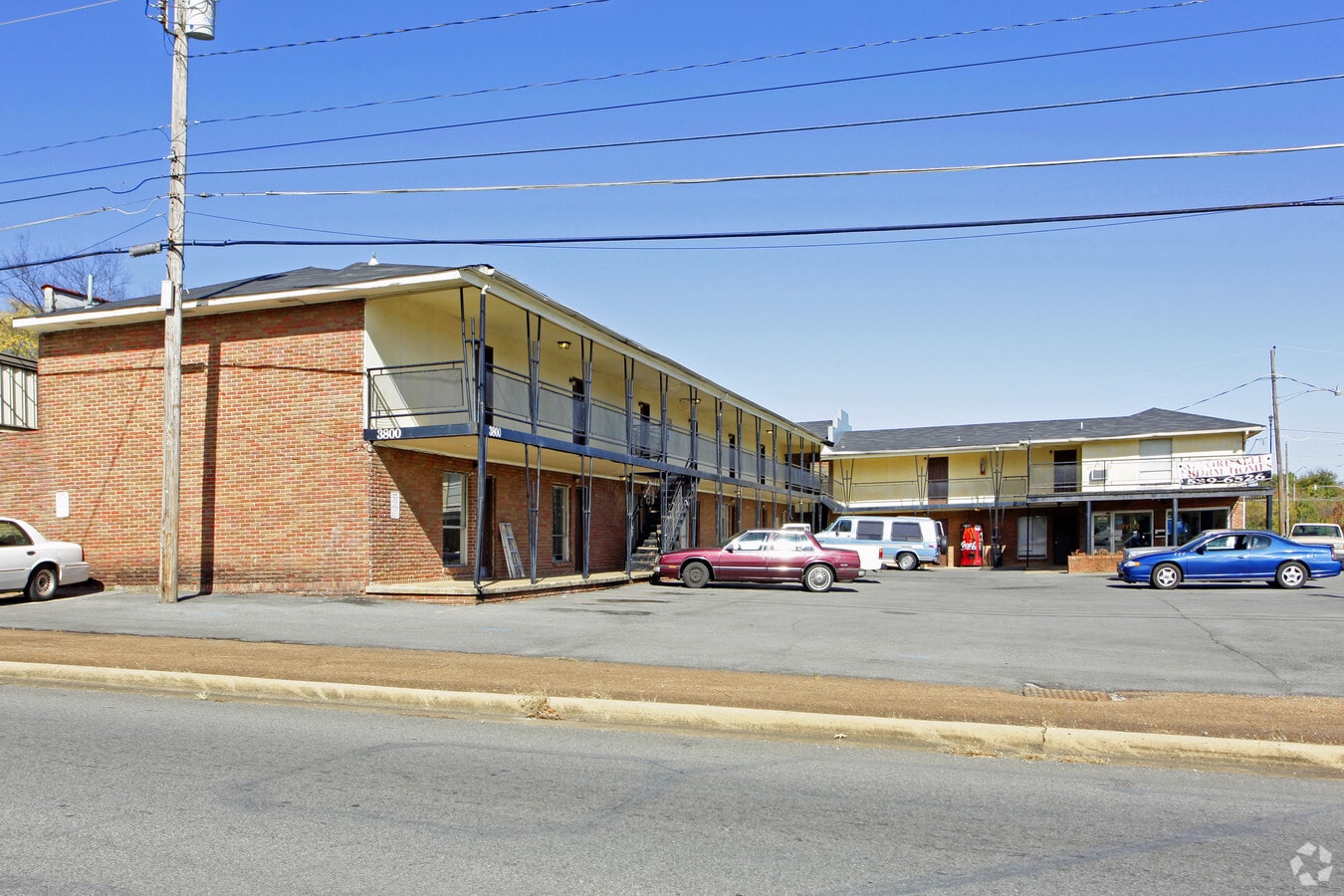 Photo - Brooks Efficiencies & Apartments