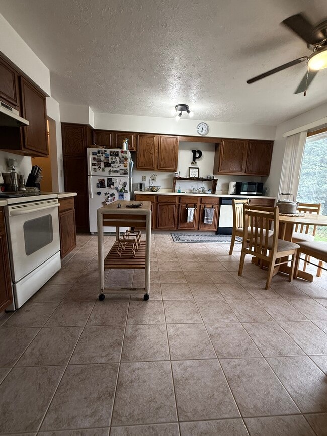 Photo - 202 Kirkstone Pl