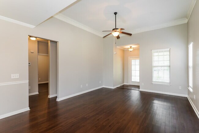 Photo - 102 England Pl