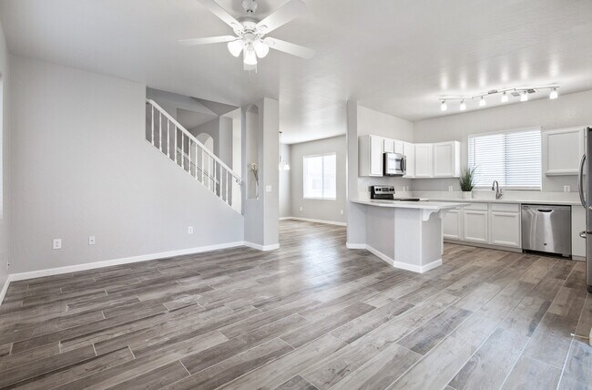 Family Room - 664 E Mariposa Pl