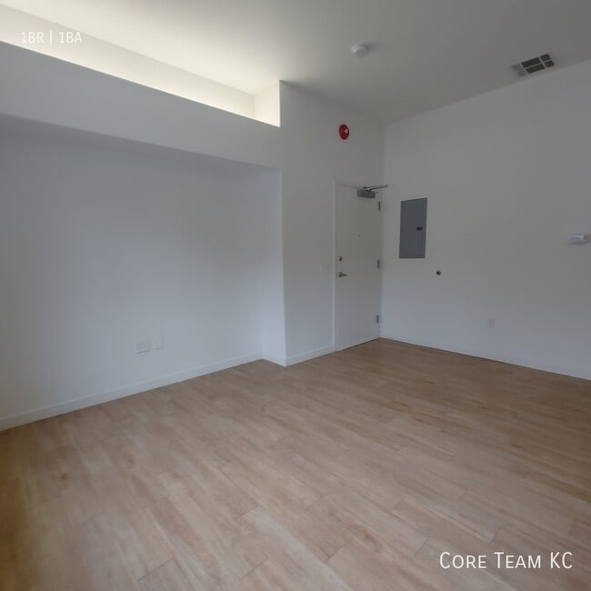 Photo - 662 E 63rd St Unidad 105