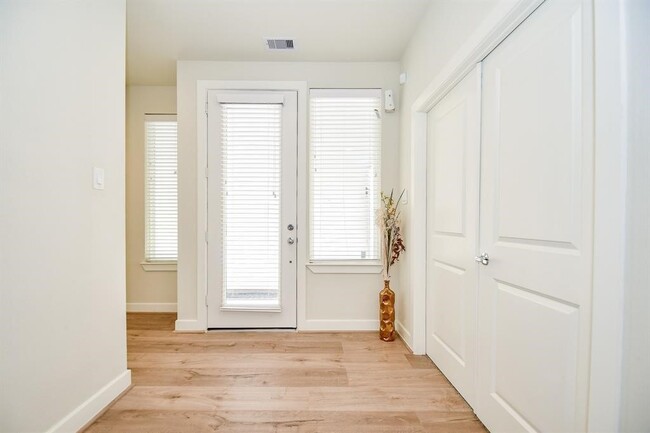 Photo - 135 Knightsbridge Park Ln