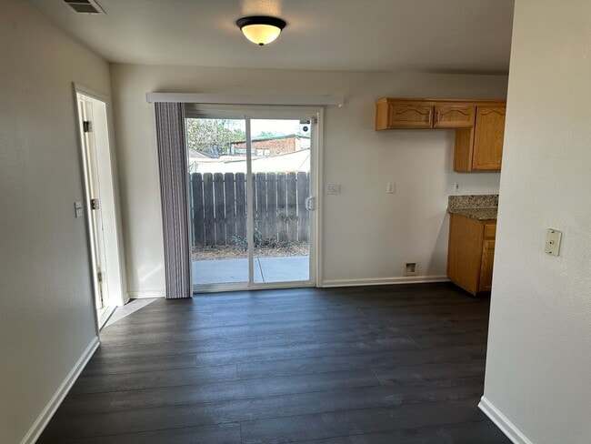 Photo - 110 E Lang St Unidad B