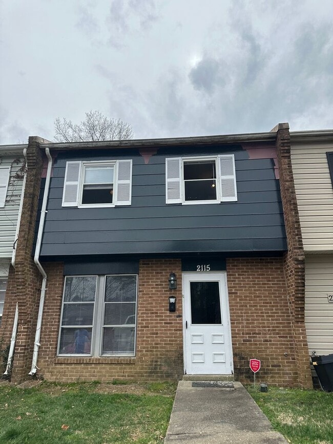 Photo - Henrico County Townhouse! 3 beds, 1.5 bath, central laundry, HVAC, parking, all electric!
