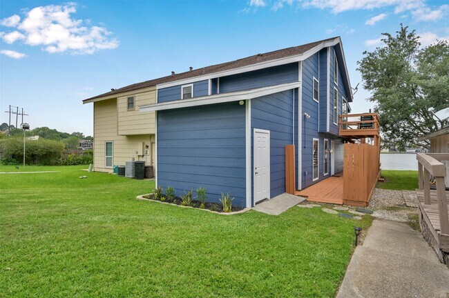 Photo - 124 April Point Dr N