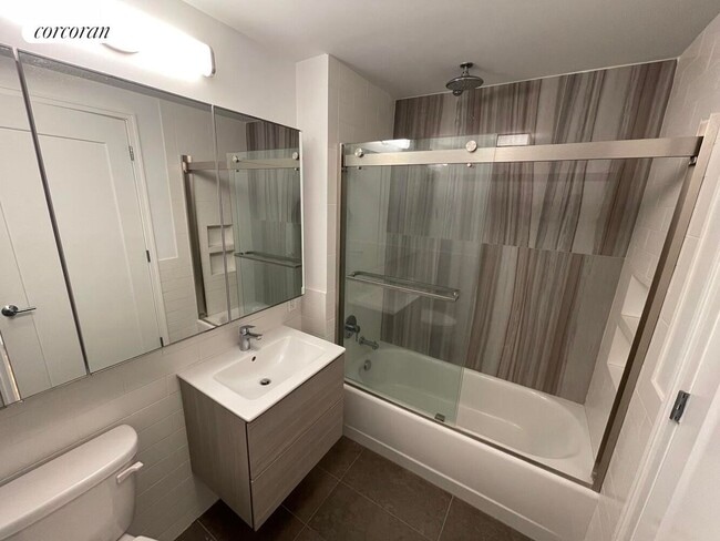 Photo - 885 Grand St