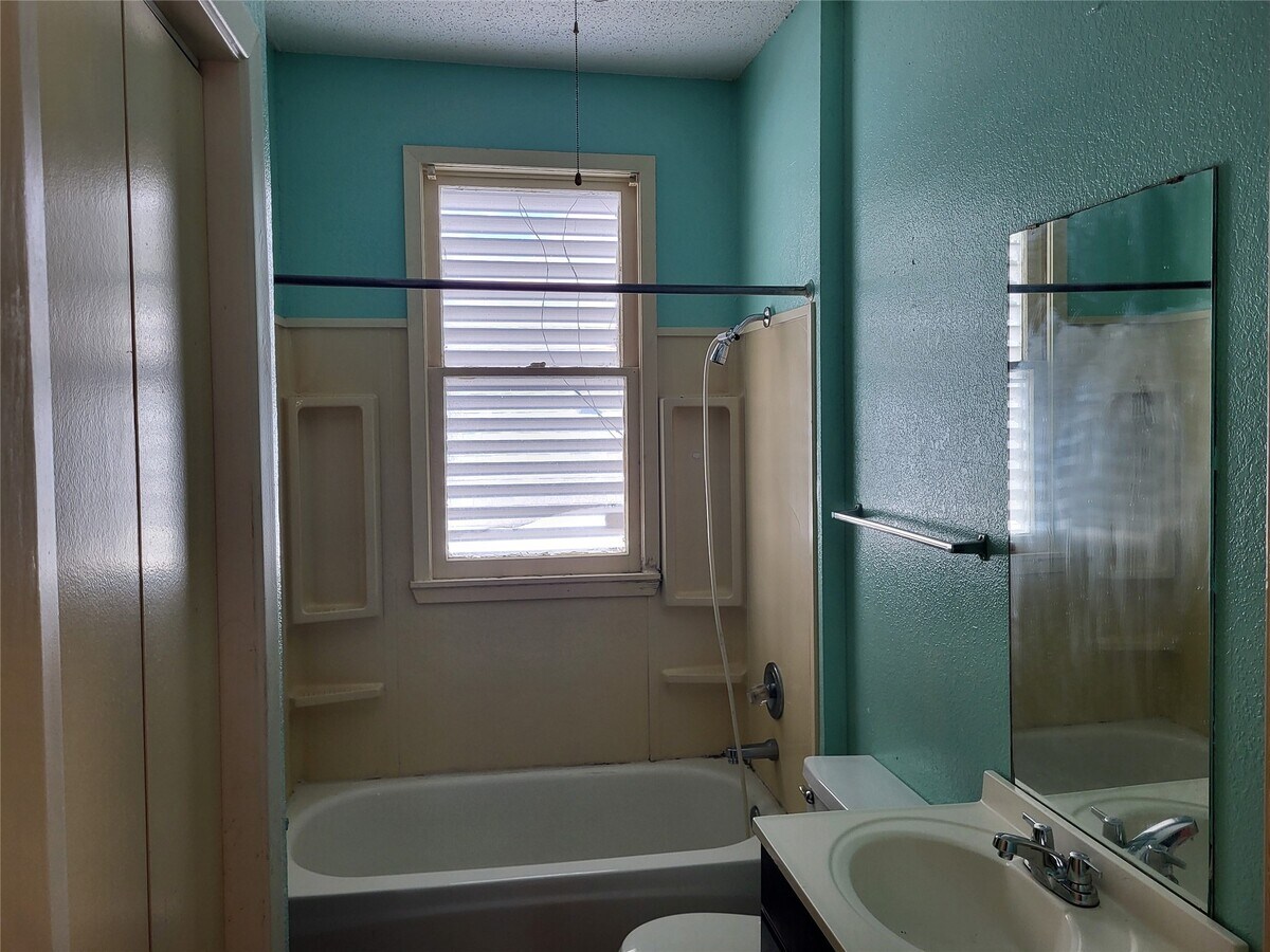 Photo - 4401 Ave Q 1/2