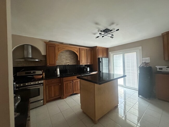 704 Sandra Pl